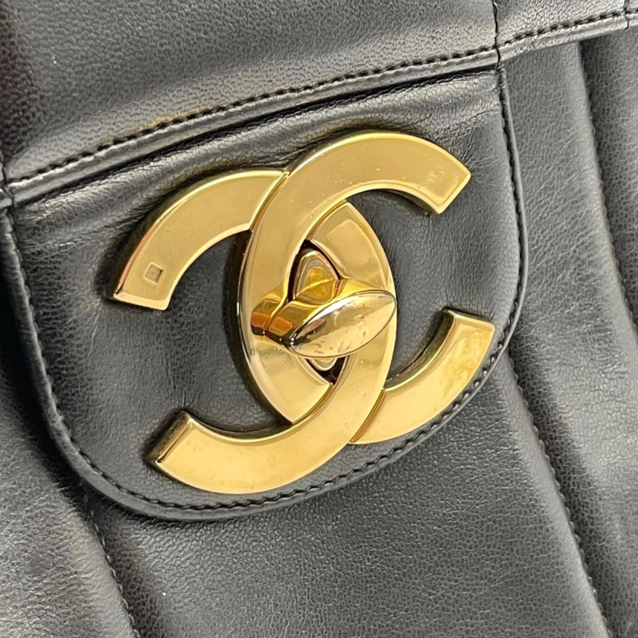 Chanel Mademoiselle Jumbo Flap Bag con Herrajes Dorados 24K