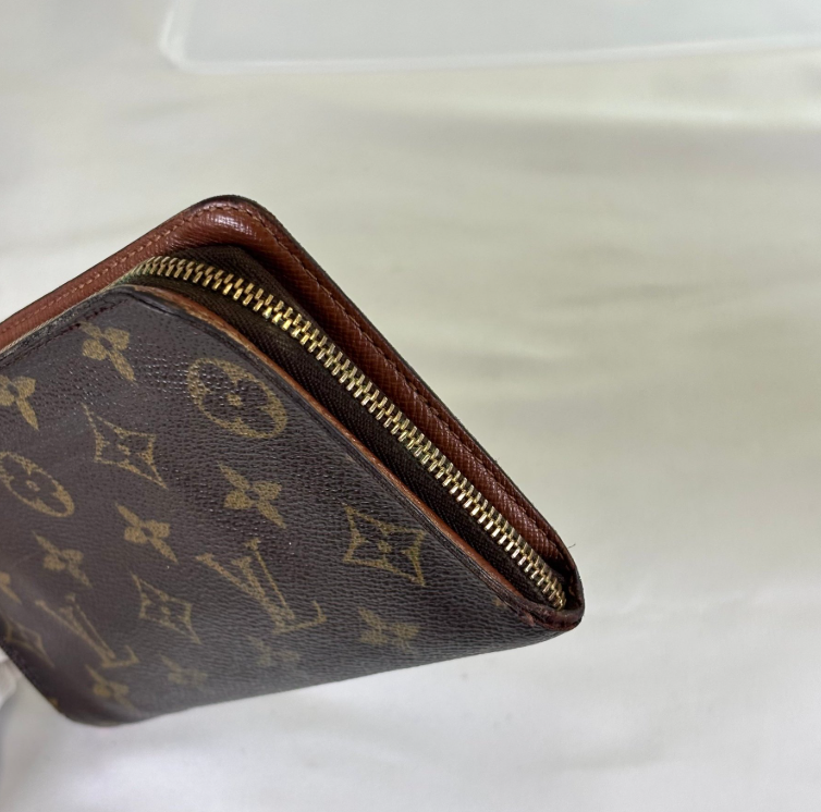 Louis Vuitton Zippy Wallet · Monogram